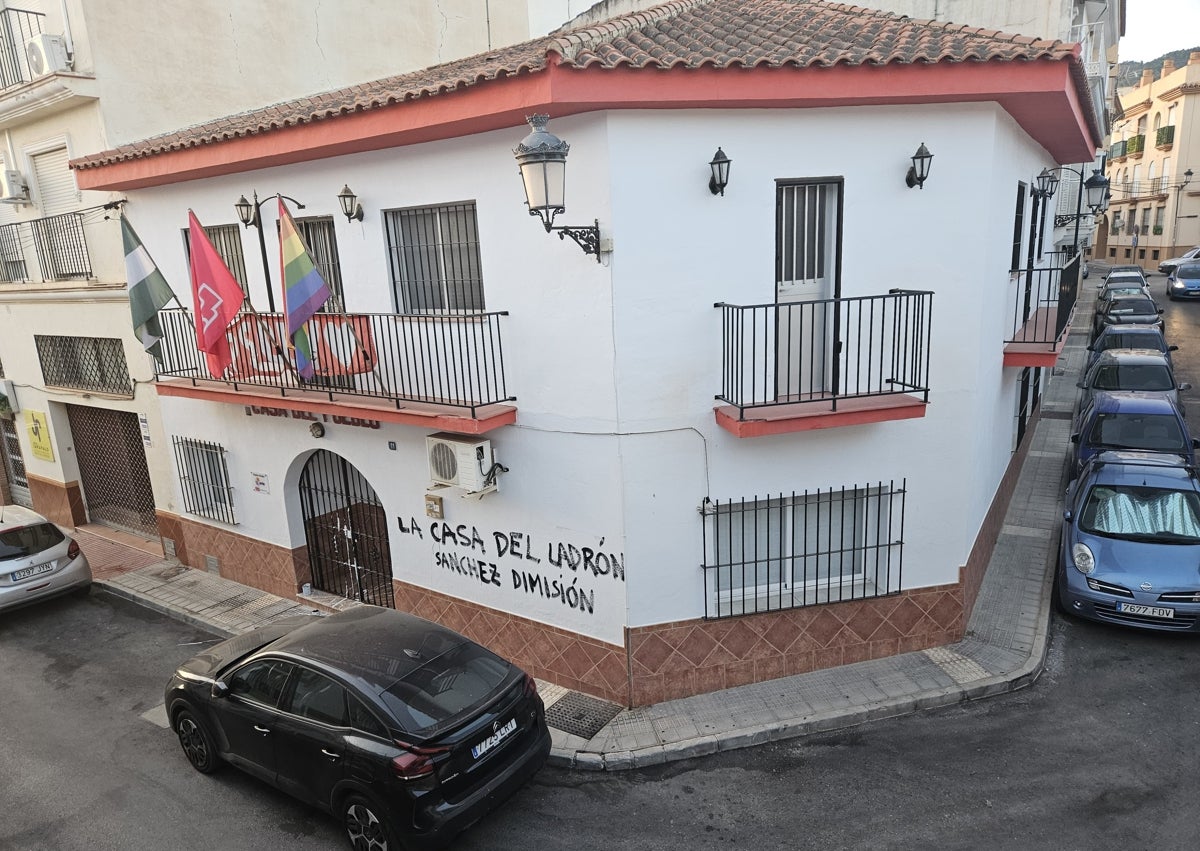 Imagen secundaria 1 - Pintadas contra Pedro Sánchez en la sede del PSOE de Alhaurín de la Torre: «La casa del ladrón»
