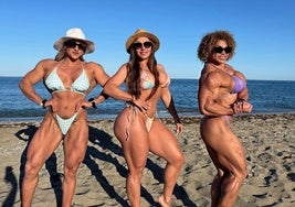 La mujer fallecida (en la derecha de la imagen) con amigos amigas.