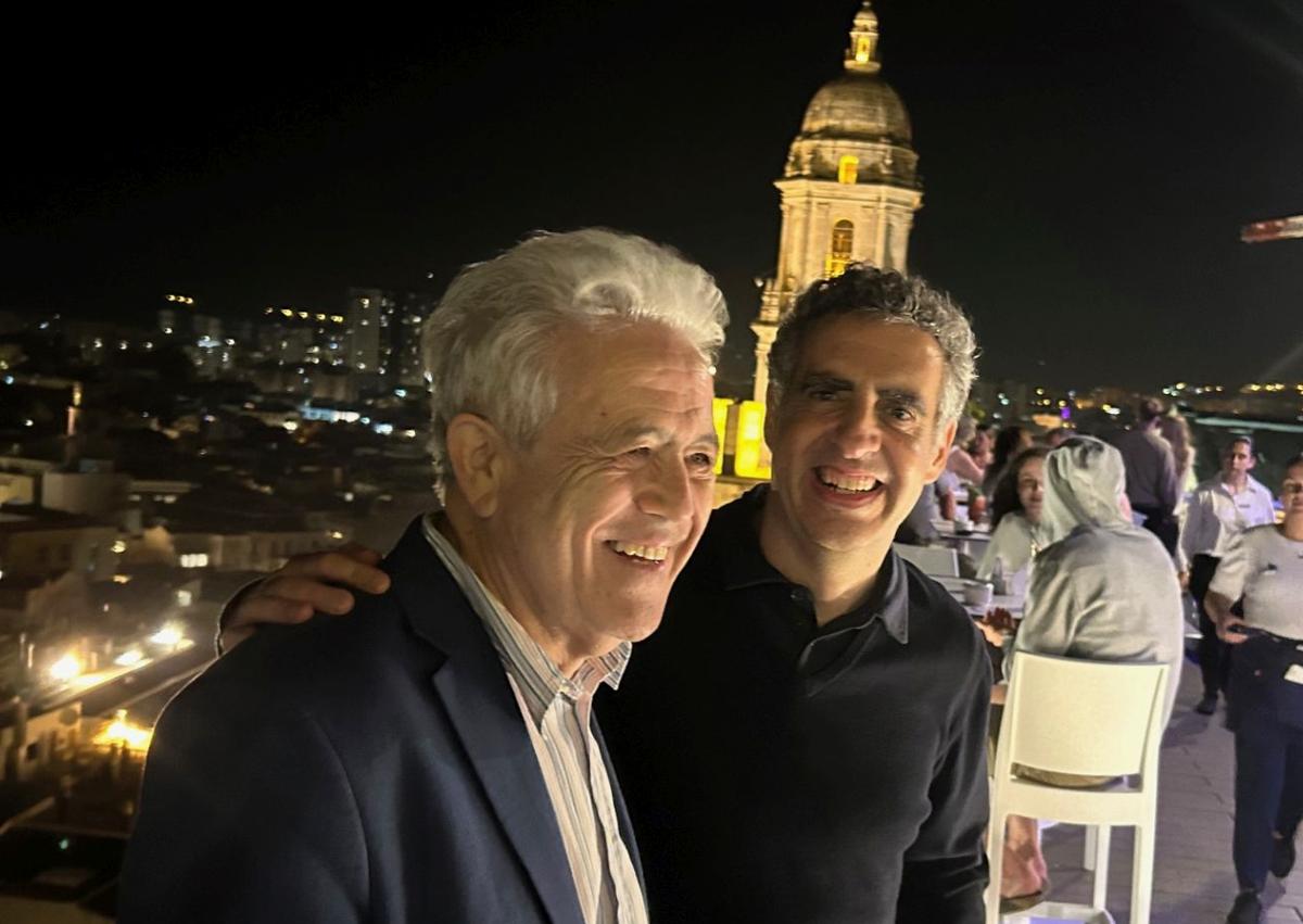 Imagen secundaria 1 - Antonio Catalán, en el centro, con la distinción entregada por Verni y Mendiola en Madrid. Manel Esteller y Emilio Alba, en la terraza del AC. Altar del Hotel Querencia con motivo del Corpus de Sevilla