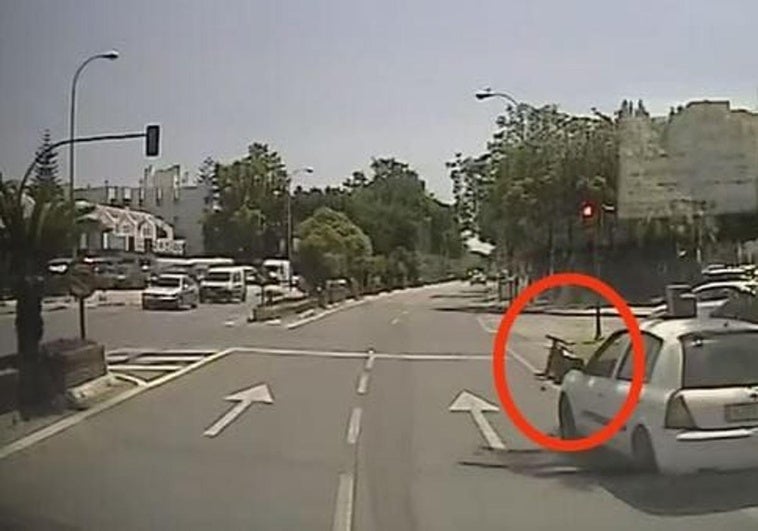 Imagen del carrito atropellado en Marbella.