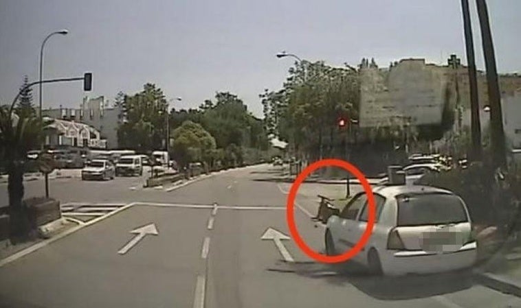 Imagen del carrito atropellado en Marbella.