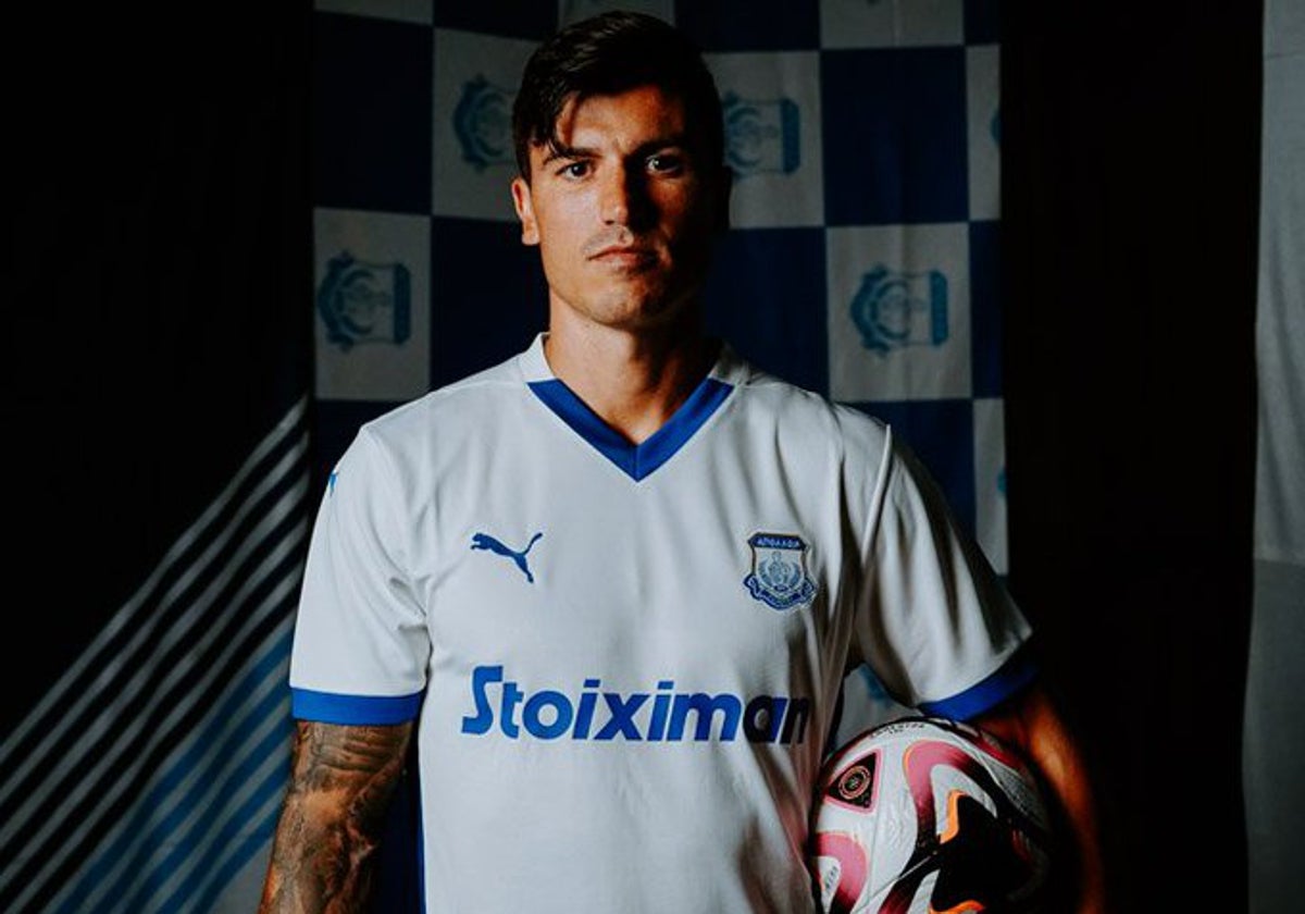 Sergio Castel, con su nueva camiseta, la del Apollon LImasol.