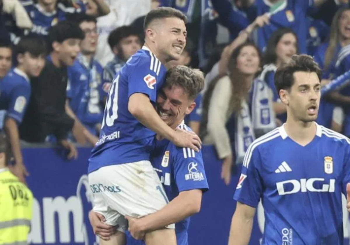 Portillo, felicitado por Paulino de la Fuente, otro exmalaguista, tras su gol.