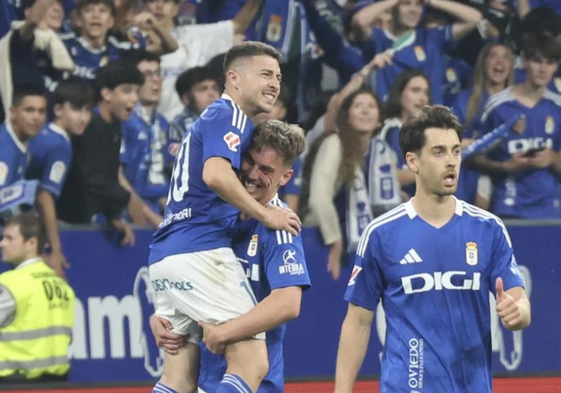 Portillo, felicitado por Paulino de la Fuente, otro exmalaguista, tras su gol.