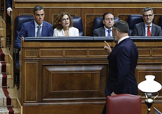 Pedro Sánchez, el miércoles en el Congreso junto a María Jesús Montero.