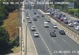 Imagen del estado del tráfico en la zona del accidente registrado este sábado.