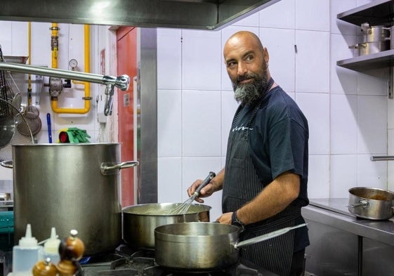 «Animal de cocina», como él mismo se define, el chef Benito Gómez aparece preparando una de las recetas que les han llevado a obtener dos estrellas Michelín.