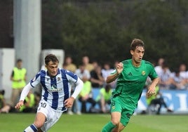 Mikel Goti, de la Real Sociedad B, y Gorostidi, del 'Nástic', durante el encuentro en Zubieta.