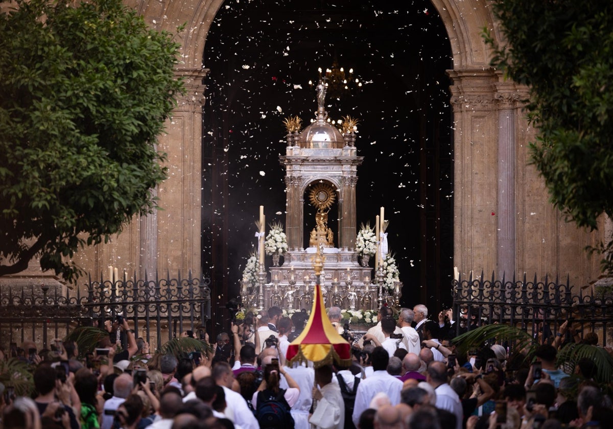 Momento de la salida del Santísimo desde la Catedral.