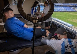 Un ascenso grabado en la piel: el Málaga organiza una sesión de tatuaje para 122 malaguistas