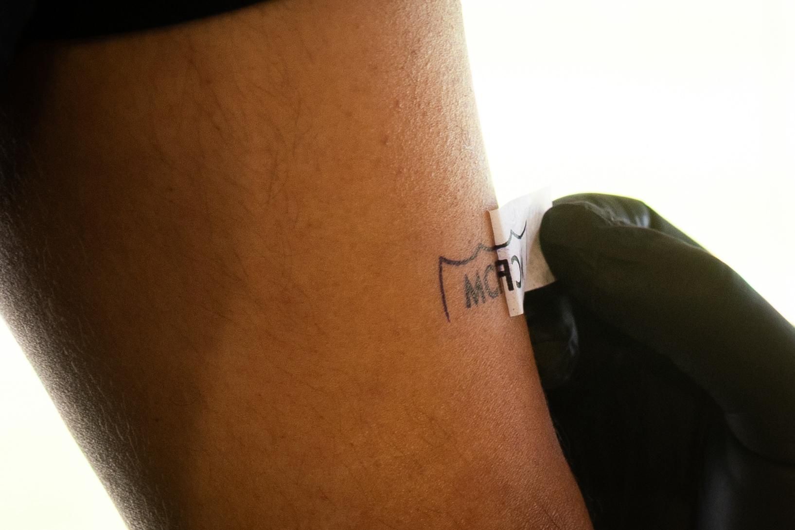 Un ascenso grabado en la piel: el Málaga organiza una sesión de tatuaje para 122 malaguistas