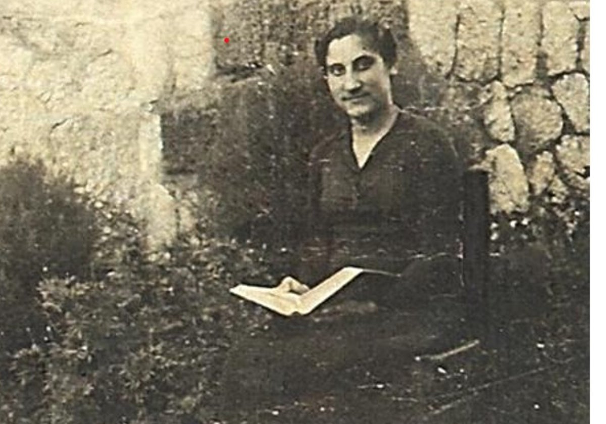 Estefanía Alba Luque, con un libro en la mano.