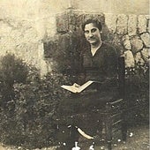 Estefanía Alba Luque, con un libro en la mano.