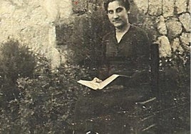 Estefanía Alba Luque, con un libro en la mano.