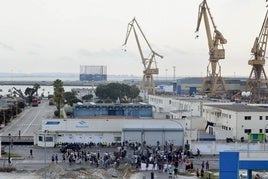 Trabajadores del metal reunidos a las puertas de una fábrica tras el preacuerdo.