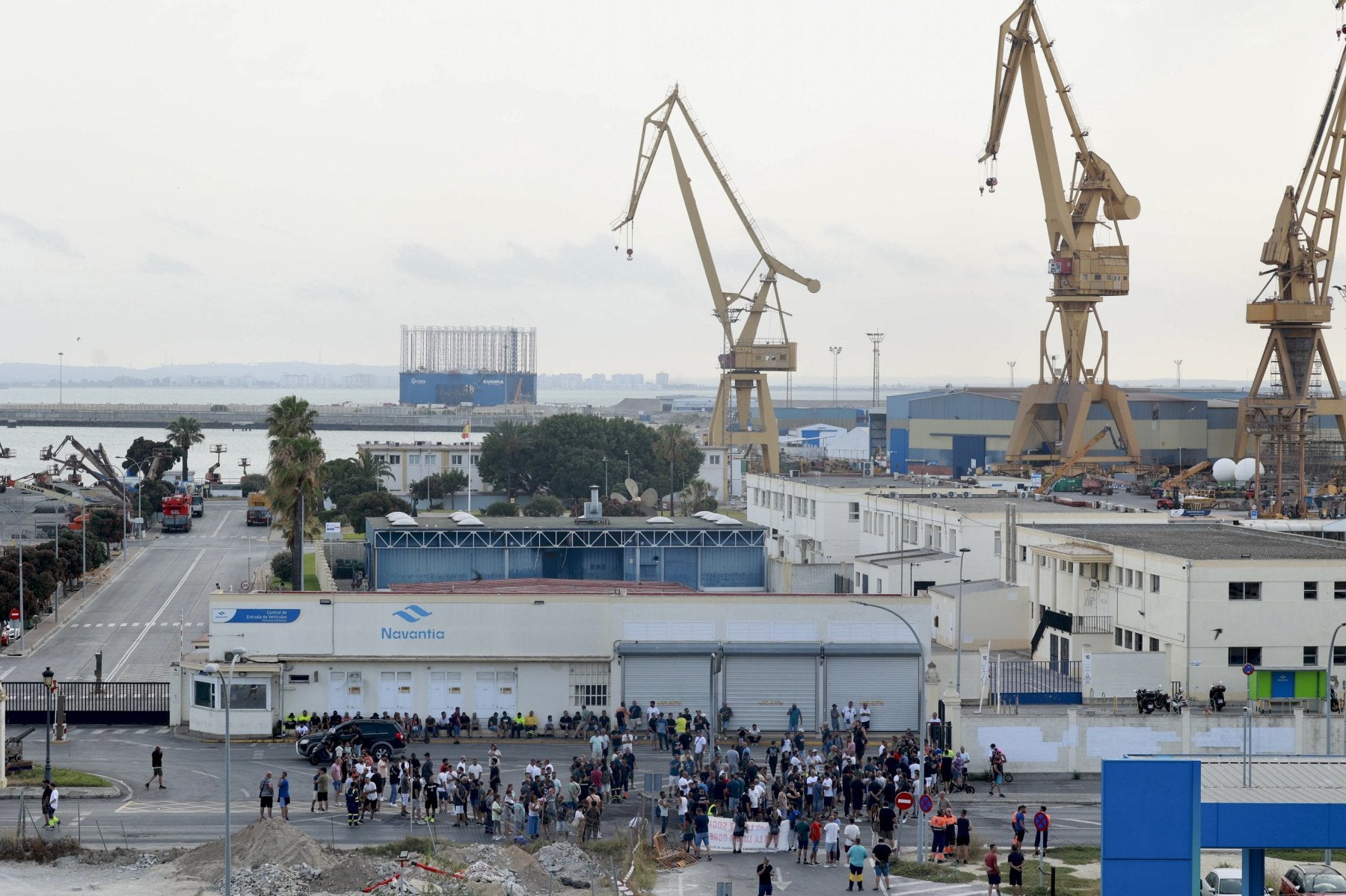 Trabajadores del metal reunidos a las puertas de una fábrica tras el preacuerdo.