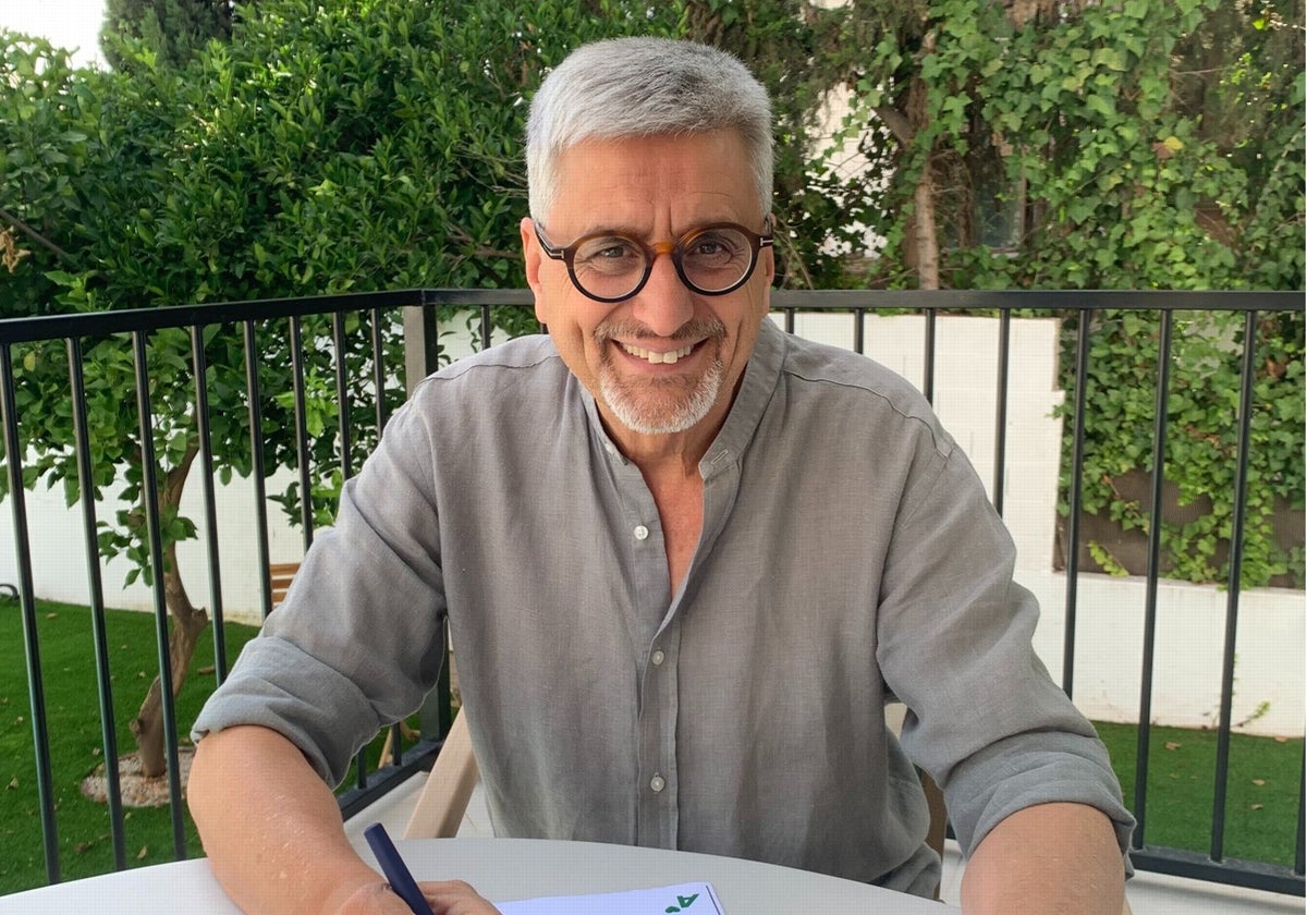 Josele Aguilar, firmando el aval para María Jesús Montero.