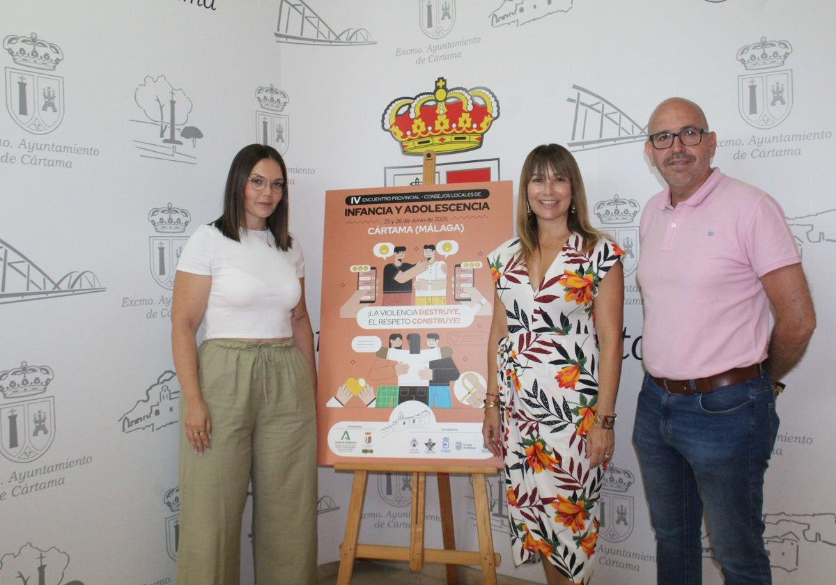 La delegada de Inclusión Social, Ruth Sarabia junto al alcalde de Cártama, Jorge Gallargo y la concejala de Juventud e Infancia, Beatriz Plaza.