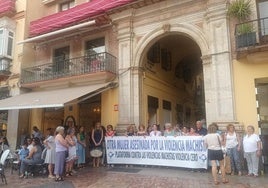 Cayeron unas gotas y la concentración se refugió bajo el pasadizo de la Plaza de la Constitución.