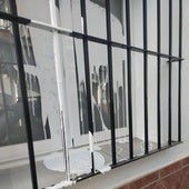 Pintura arrojada en las ventanas de la sede del PSOE de Alhaurín de la Torre.