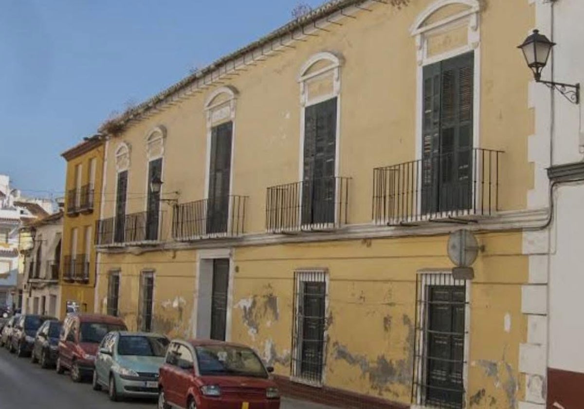 Imagen de la fachada del edificio, que está protegido por la Junta dentro del PEPRI.
