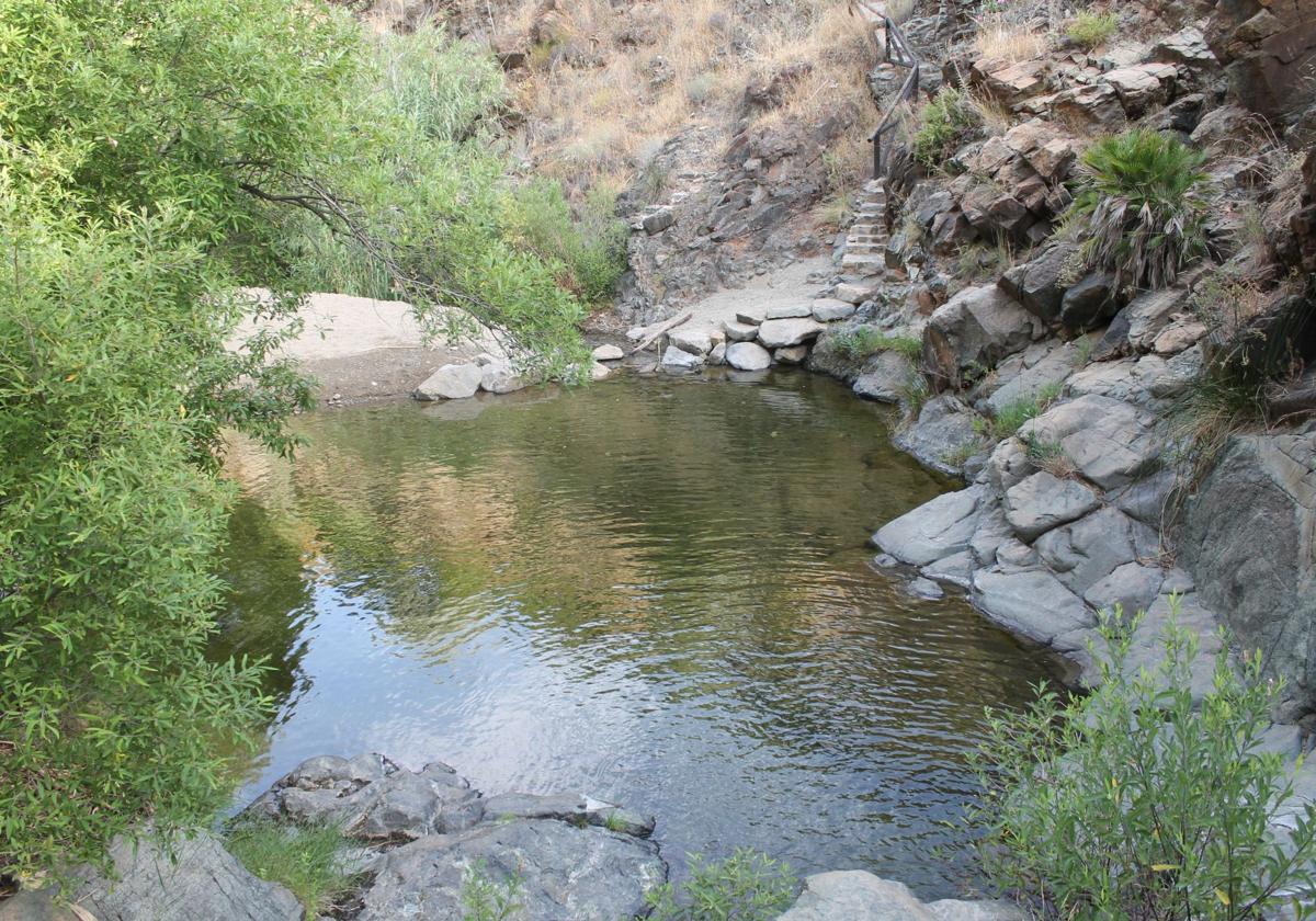 Charco de las Viñas: La piscina natural que está junto a uno de los pueblos con más encanto de Málaga