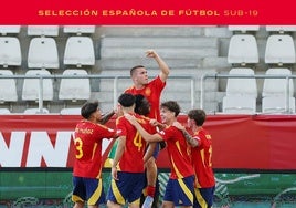 Dani Muñoz celebra con sus compañeros uno de los goles de Pablo García.