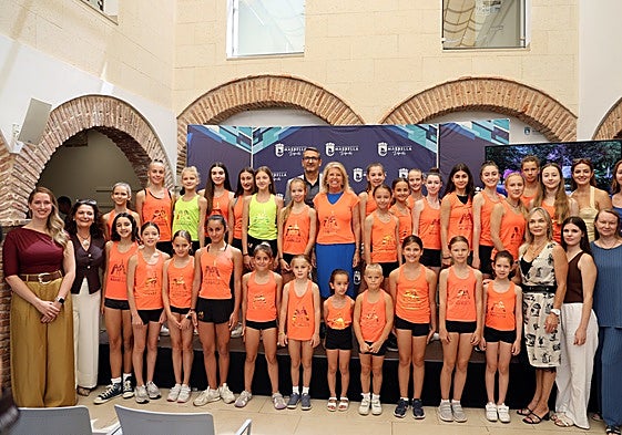La alcaldesa, Ángeles Muñoz, con las pequeñas de gimnasia rítmica.