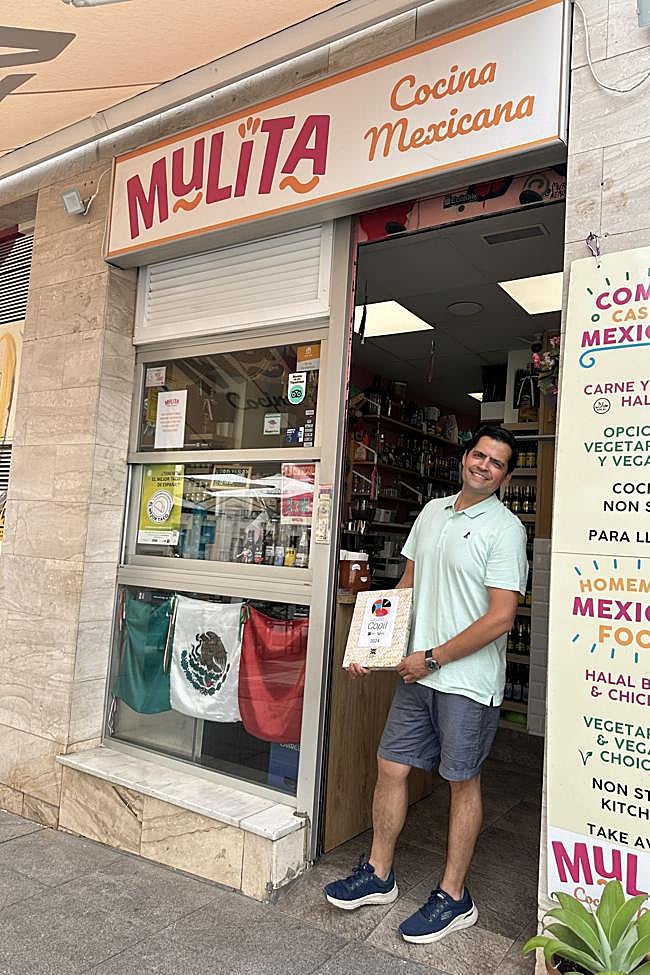 Carlos Reynoso Prado, propietario del restaurante, en la entrada de Mulita.