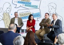Óskar Martín (UGT Andalucía), la consejera de Empleo, Rocío Blanco, Javier González de Lara (CEA) y Fernando Cubillo (CC OO Málaga).