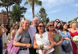 Santiago del Amo con un grupo de alumnas de los años 80.