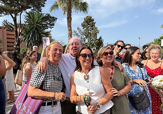 Santiago del Amo con un grupo de alumnas de los años 80.