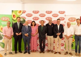 Responsables de la cooperativa veleña de subtropicales, en la inauguración de las instalaciones en Portugal.