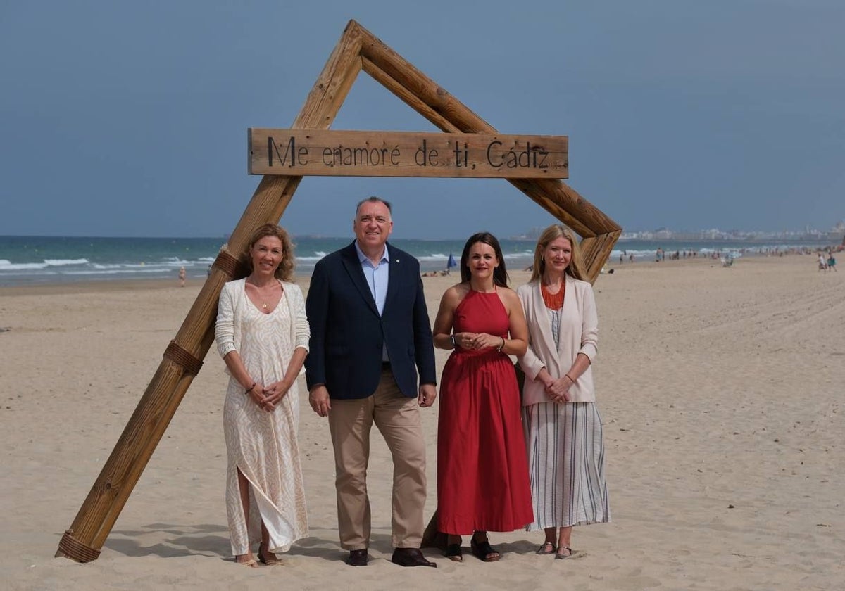 Bernal, tras presentar en Cádiz las expectativas del turismo para este verano.