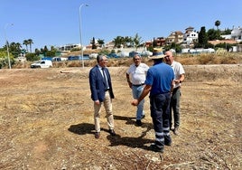 El alcalde, con el concejal de Obras y Servicios Generales y técnicos, en la parcela.