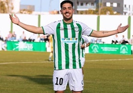 Fran Castillo celebra un gol con el Torremolinos en El Pozuelo.