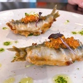 Los boquerones se sirven con huevas de trucha por arriba.