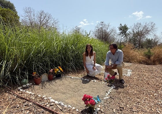 La concejala de Medio Ambiente, Penélope Gómez, y el gerente de Parcemasa, Federico Souvirón, en una de las parcelas de enterramiento del cementerio de mascotas.