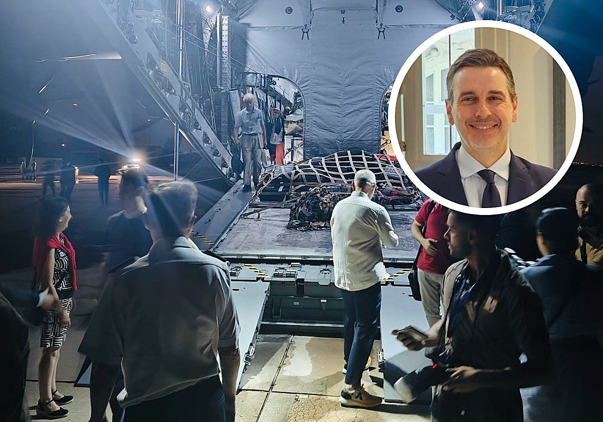 Llegada de los evacuados de Irán e Israel la pasada semana a Madrid; en el círculo el diplomático malagueño.