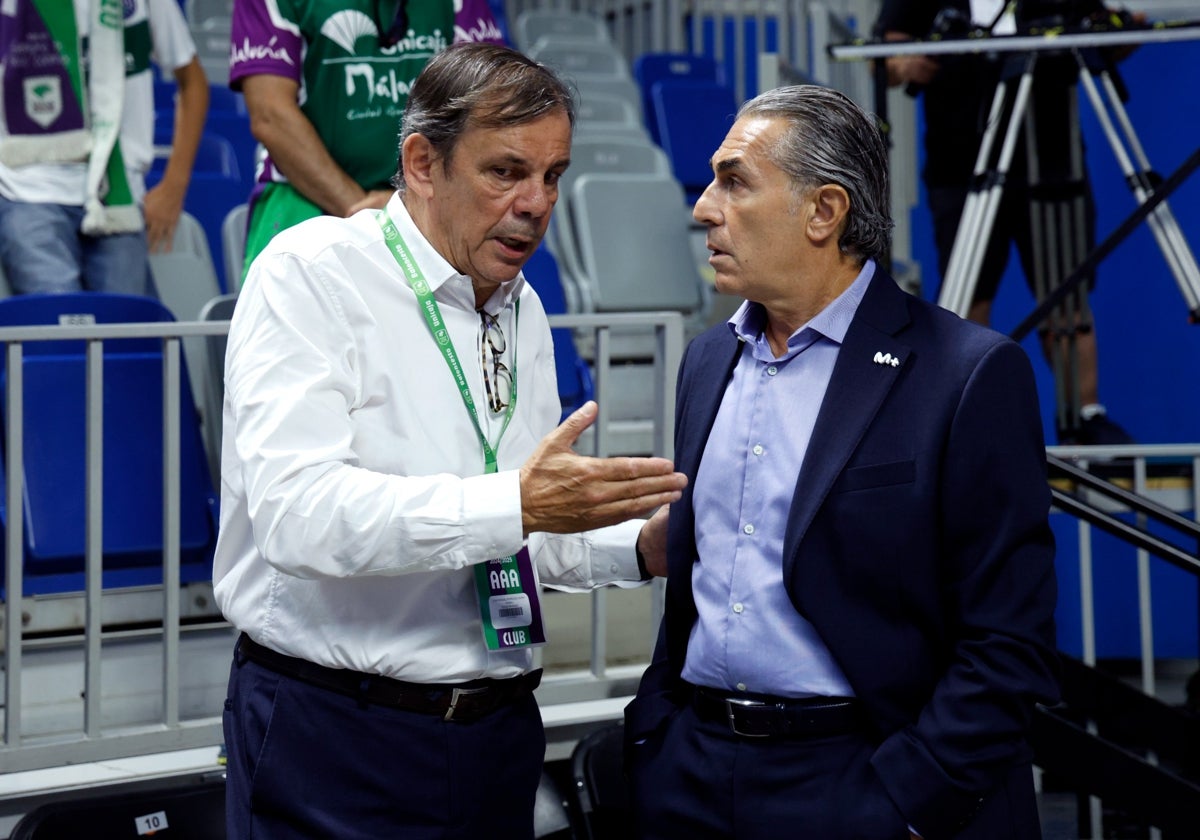 Juanma Rodríguez charla con Sergio Scariolo.