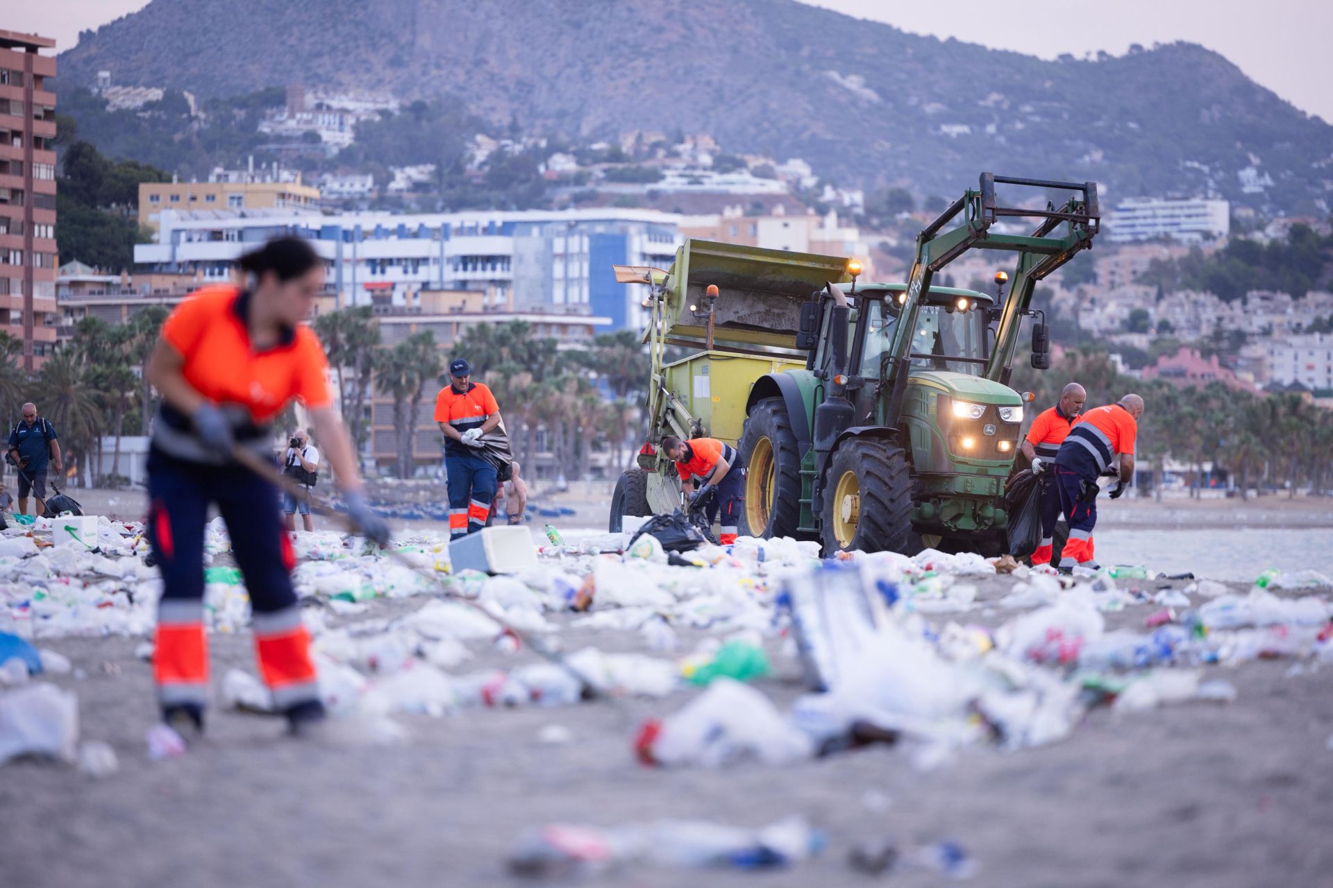 Así amanecen las playas de Málaga tras la resaca de la noche de San Juan