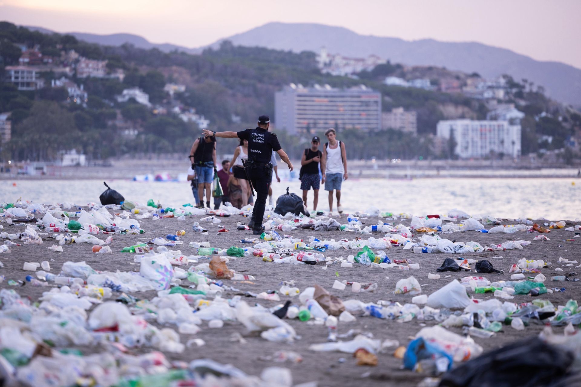 Así amanecen las playas de Málaga tras la resaca de la noche de San Juan