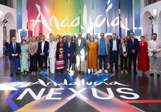 El consejero de Turismo, en el centro, junto a su equipo antes de presentar Nexus.