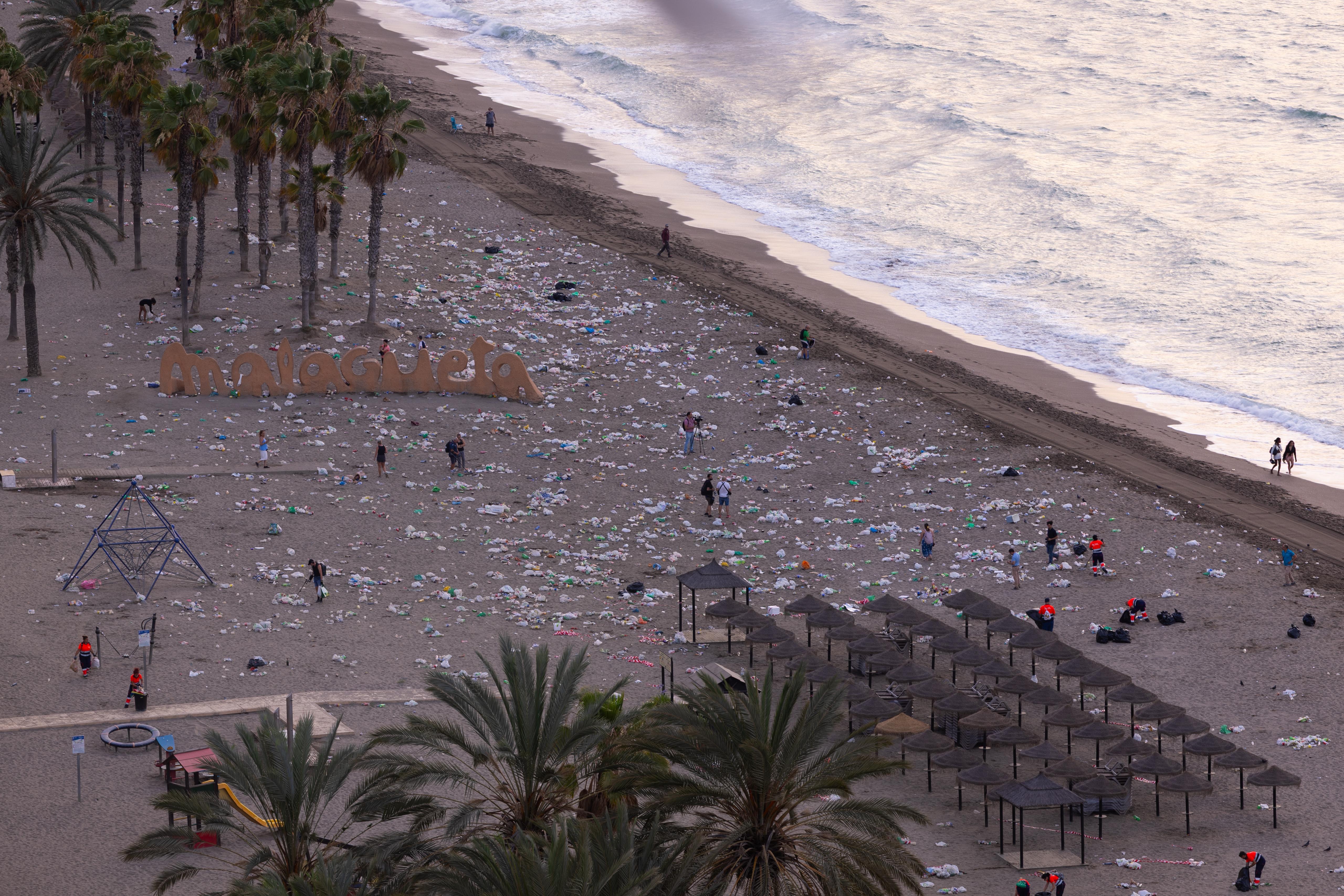 Así amanecen las playas de Málaga tras la resaca de la noche de San Juan