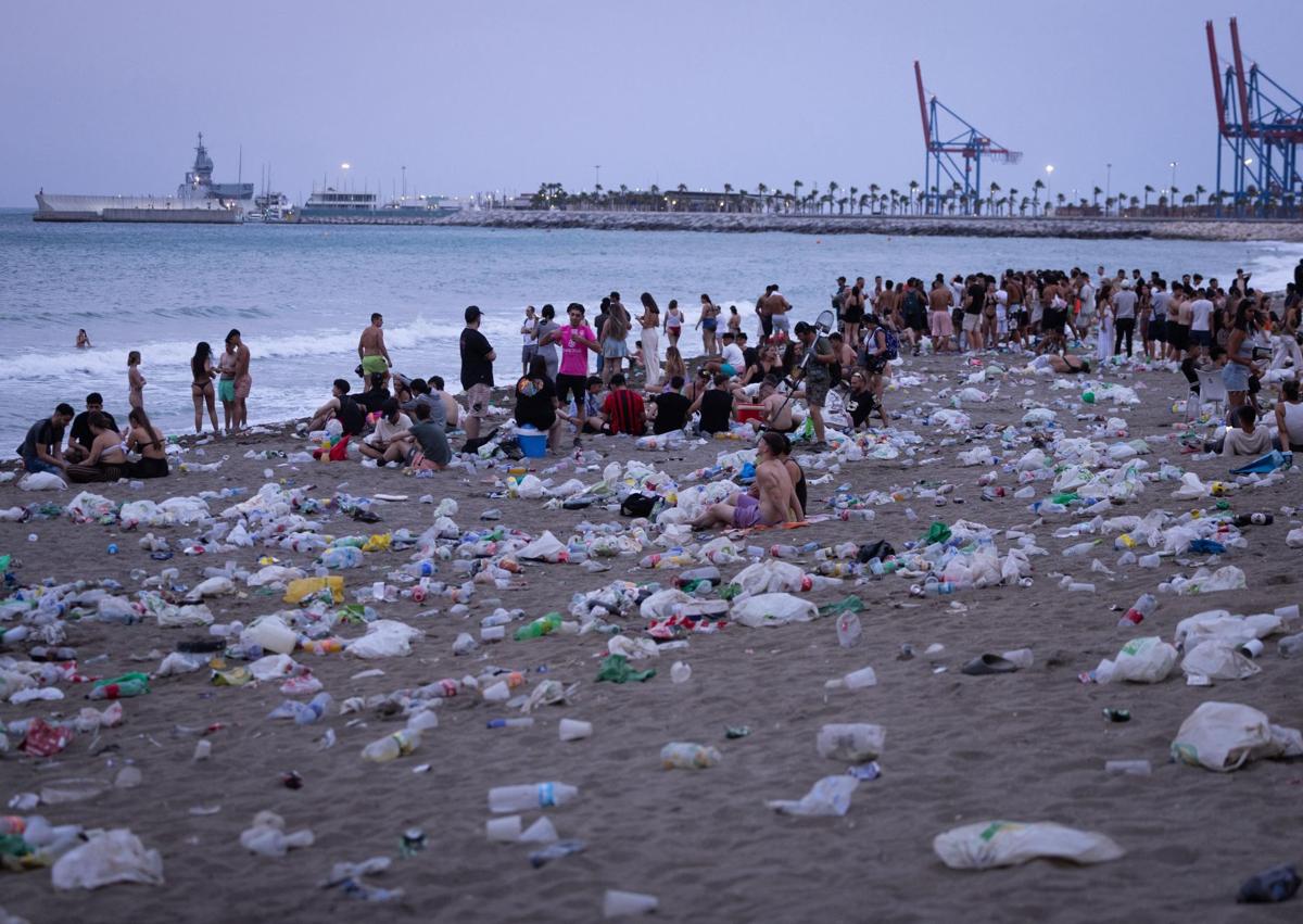Imagen secundaria 1 - Con 20,8 toneladas de residuos: así han amanecido las playas de Málaga tras la resaca de la noche de San Juan