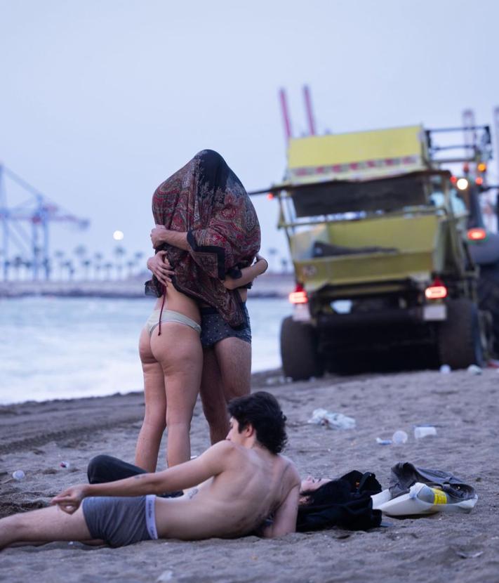 Imagen secundaria 2 - Con 20,8 toneladas de residuos: así han amanecido las playas de Málaga tras la resaca de la noche de San Juan