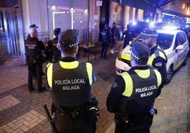 Detienen a un joven por agredir en grupo a un hombre y arremeter contra un agente en Málaga