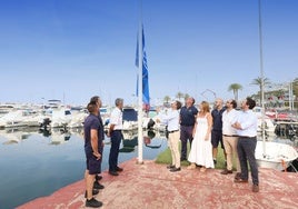 El edil, Diego López, ha izado esta mañana la bandera azul.