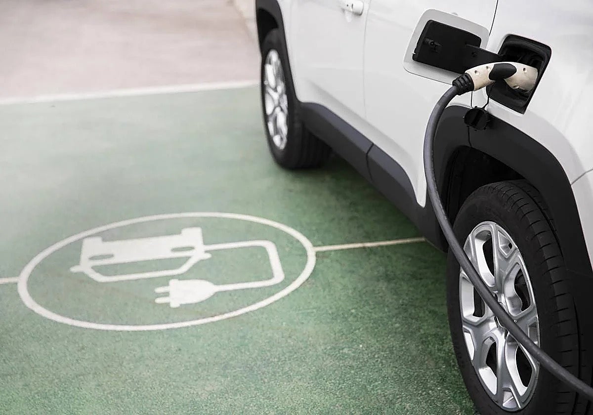 Punto de recarga de un vehículo eléctrico.