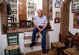 Manuel Peláez Santiago, en la bodega de El Palustre, peña que fundó en El Palo en 1967.